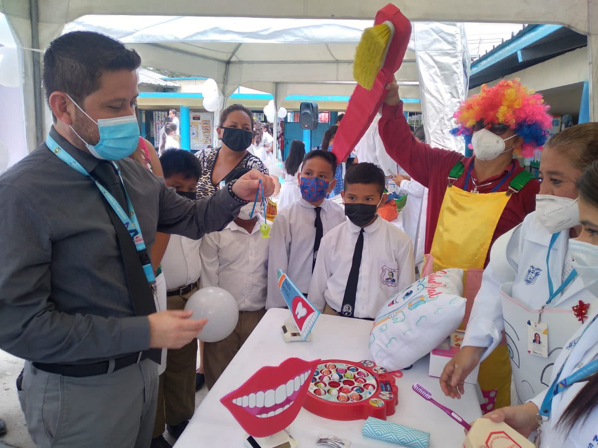 Salud_Guayas's tweet photo. #JuntosPorLaSalud | @drharoldvinueza, director Distrital #09D04, comparte con estudiantes de la unidad educativa 🏫 #JuanTancaMarengo varias actividades por #DíaDelOdontólogo 🦷. https://t.co/OZ55fYSvGh