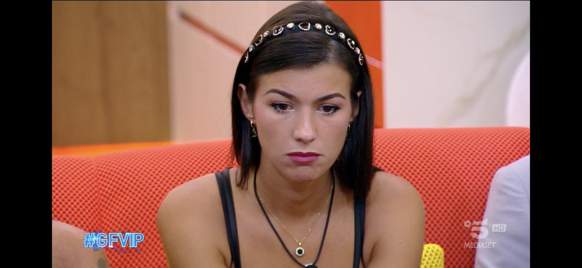sonolunatica_'s tweet photo. ARRAMPICARSI SU GLI SPECCHI: LO STAI FACENDO MALE #GFVIP https://t.co/0Tzq6hLaMI