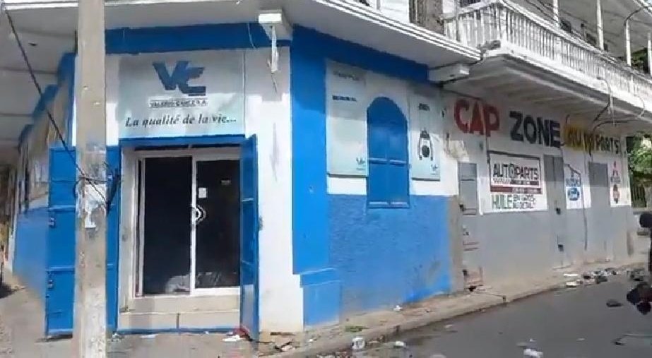 LaTribuneNews7's tweet photo. Ce lundi,le magasin de #ValerioCanez à la rue 13 B,au Cap-Haïtien, a été pillé.L'incident s'est produit lors d'une manifestation spontanée pour exiger le départ du PM @DrArielHenry.Rappelons que #LEAMARKET a subi le même sort lundi dernier par des manifestants. https://t.co/5YJj1tWPEe