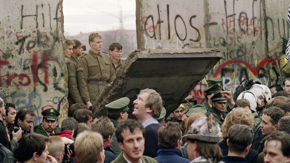 vtforeignpolicy's tweet photo. On This October Day in 1990, East and West Germany reunite after 45 years
Less than one year after the destruction of the Berlin Wall, East, and West Germany come together on what is known as “Unity Day.”
https://t.co/aXECQPBK8E

#BERLIN_WALL #COLD_WAR #GERMANY #SOVIET_UNIO... https://t.co/wx7TQSHzmt