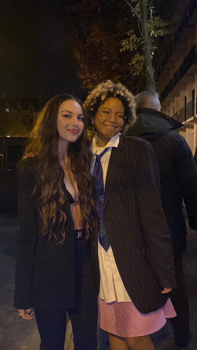 heavenlyeasy's tweet photo. ME AND @oliviarodrigo BEING BESTIES IN PARIS https://t.co/ueEvVEhfyT