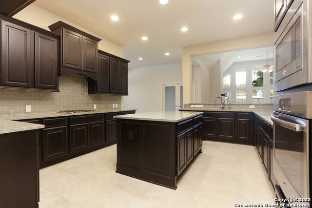 rowdyrealtor210's tweet photo. BOERNE, TX
This beautiful 4 bedroom/3bath 3420 sq ft home features a library/office with French doors and formal dining room frame entry with 13-foot coffered ceiling.
https://t.co/7WIxYrkiE8
#GrellRealtyGroup #UTSA #Boerne https://t.co/UogcxE2Cet