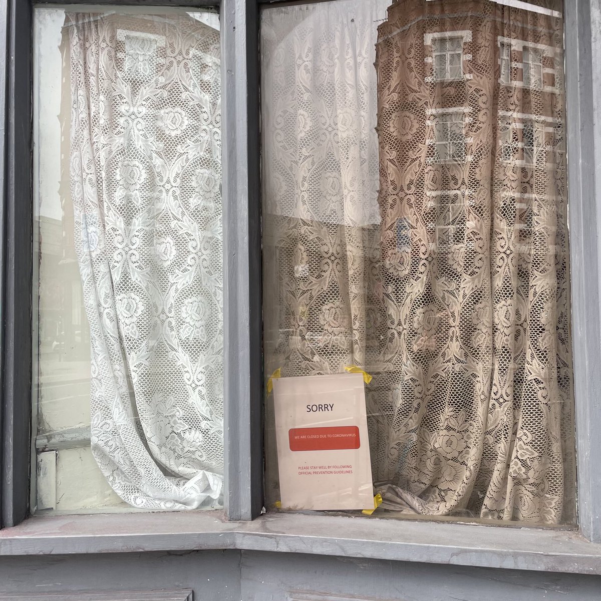 joannaofottawa's tweet photo. Gina’s Restaurant, Bethnal Green Road. I’ve watched this sweet little café shrink over the past decade. Covid finally got it.
#Ginas #lacecurtains #eastlondon #BethnalGreen #London #Covid https://t.co/2bmNLLoLk9