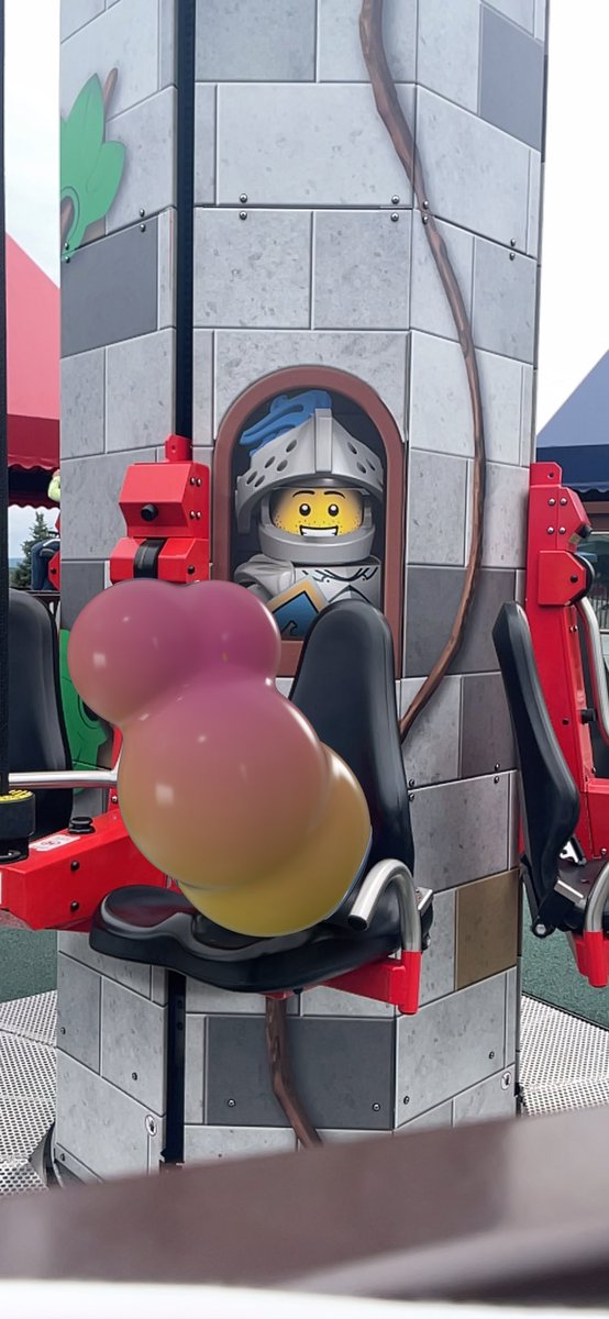A_Pevine's tweet photo. Honorable mention goes to @QuasarsOfficial #CaptureQuasars trying to go on rides at Legoland. https://t.co/2lVHpWUNrk