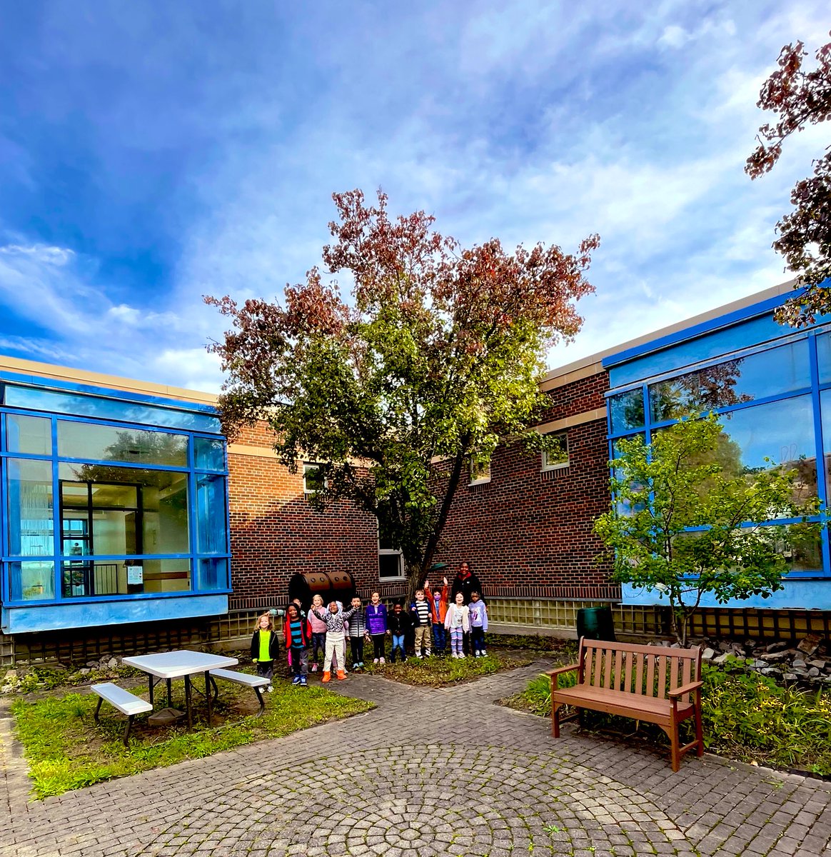 Kicking off our <a href="/FOSSscience/">FOSS Science</a> Trees and Weather Unit today by observing our schoolyard trees 🔎<a href="/syracuselatin/">Syracuse Latin</a> <a href="/SCSDScience/">SCSD Science</a>