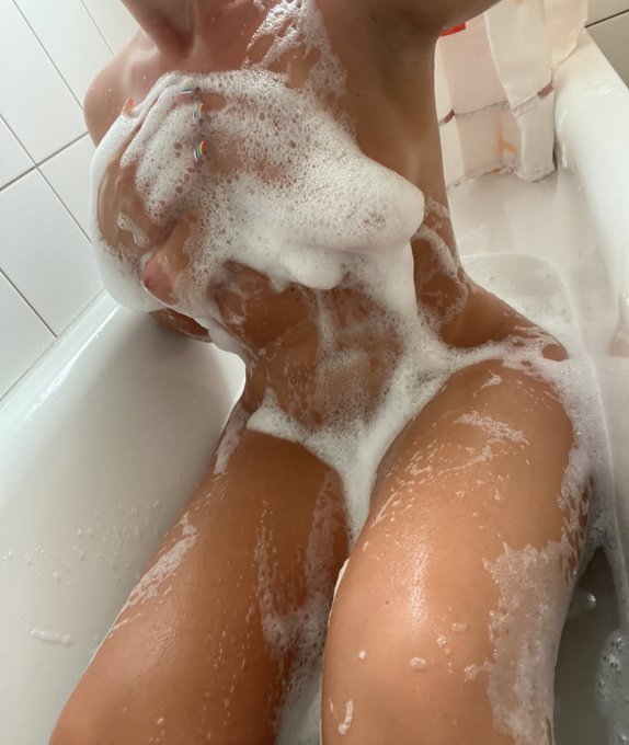 Was ist das Erste, das du dir w&uuml;nschst, wenn ich wieder fit bin?🥰💦🌸 https://t.co/0rjFwqkwYi