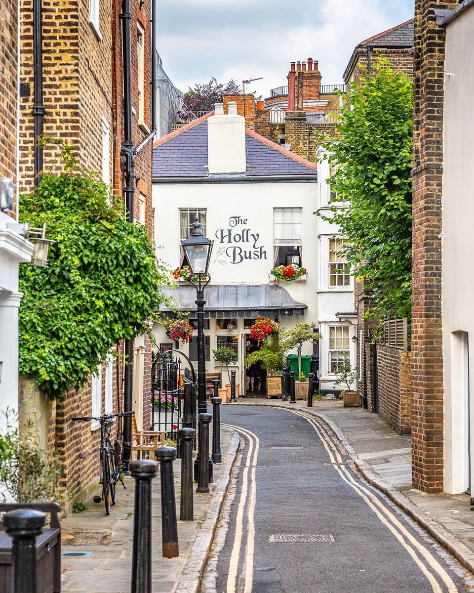 Cobylefko's tweet photo. This is one of the most photographed restaurants online. It’s charming, but what’s going on here?

A few good things! There’s a sense of scale, enclosure, warm materials, greenery, ornamentation, a mix of uses, &amp; an organic fabric. These are the foundations of attractive places! https://t.co/k2Aw43NhFg