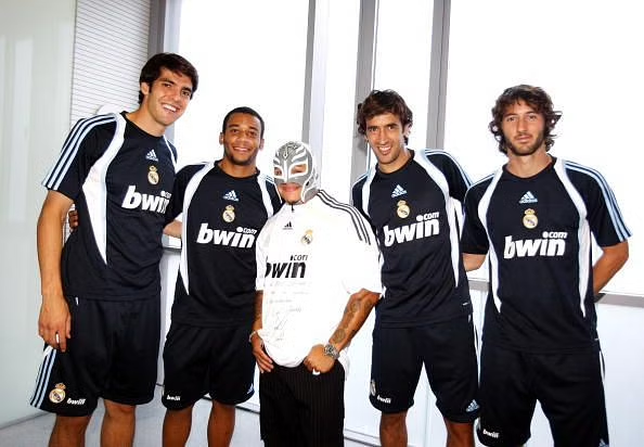 _BeFootball's tweet photo. Quand le catcheur Rey Mysterio rendait visite aux joueurs du Real Madrid 🎭⚽️ https://t.co/SU3QGnYckw