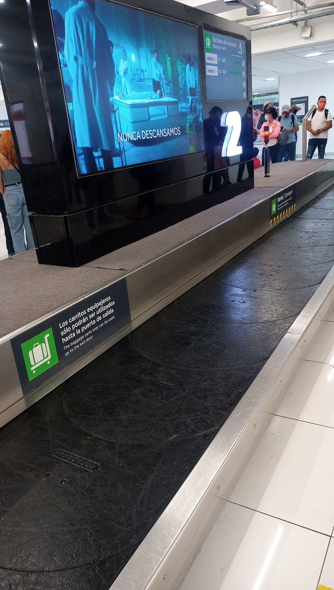 Perdimos la conexión en #CDMX hacia tuxtla por <a href="/viajaVolaris/">Volaris</a> 
Estamos en espera de nuestro equipaje el cuál parece perdido <a href="/Profeco/">Profeco</a> 
<a href="/072AvialCDMX/">072 Avial CDMX</a>