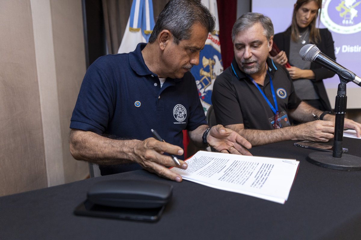 BomberosOBA's tweet photo. #EntraEnAcción 

En el marco de la #AsambleaOBA2022, firmamos los convenios para la implementación del "Programa de Lesiones no Intencionadas" #PPLNI con #NuestrosMiembros @fbvpcba, @lafederacionfabvpba, @BomberosSantaFe, @CBMDoccidente, @BomberosGYE, @BCBRP y @DNdeBomberosUy. https://t.co/YlIQ5uRdAN