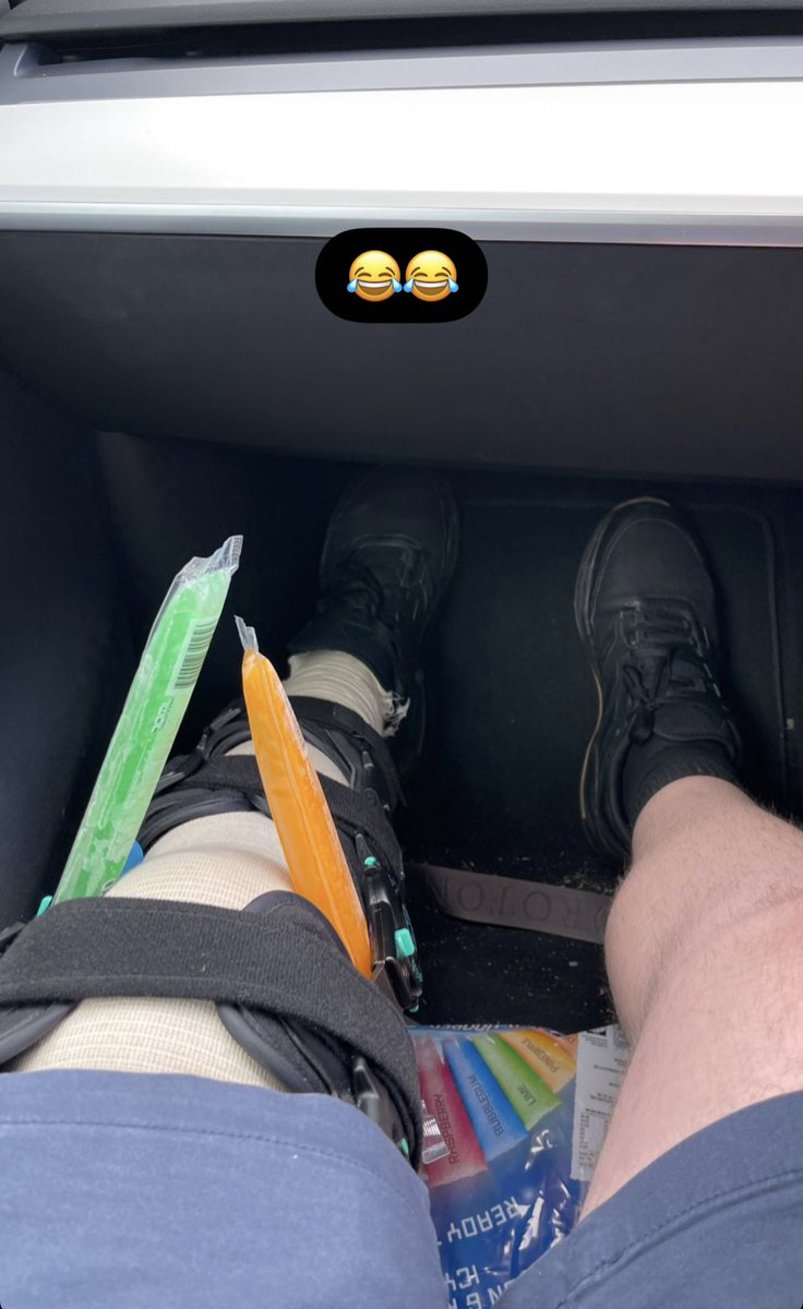 BLT_86's tweet photo. Knee brace hack. Zooper doopers either side of the knee in the brace. Eat and replace with a cold one 😂😂😂 #vegan #netfit #fitspo https://t.co/pDjrxA66wH