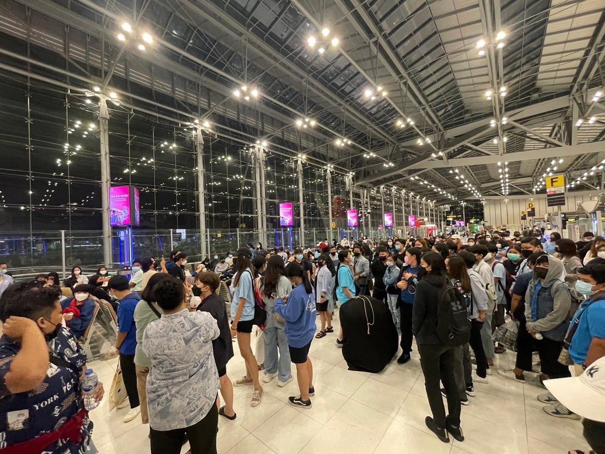 EWaraha's tweet photo. ขอบคุณที่ฝ่าฝน ฝ่าน้ำท่วม 
อดหลับอดนอน หรือมาจากต่างจังหวัด
และอีกหลายคนที่ทยอยมา ขอบคุณที่มาส่งฟ้า ครอบครัวอิงฟ้าใหญ่เกินความฝันของฟ้ามากๆ รักพวกคุณนะ 🤍 https://t.co/dDAMwgn0eX