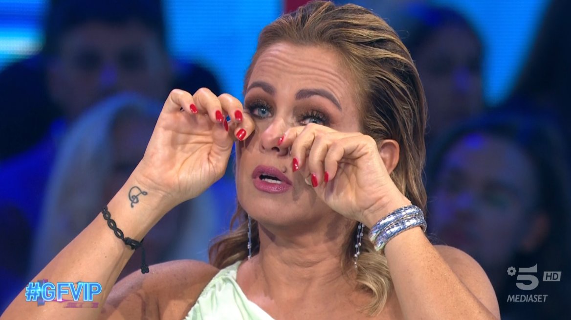 trash_italiano's tweet photo. Sonia Bruganelli in lacrime dopo il discorso di Pamela Prati. https://t.co/nbbYfo9Ft3