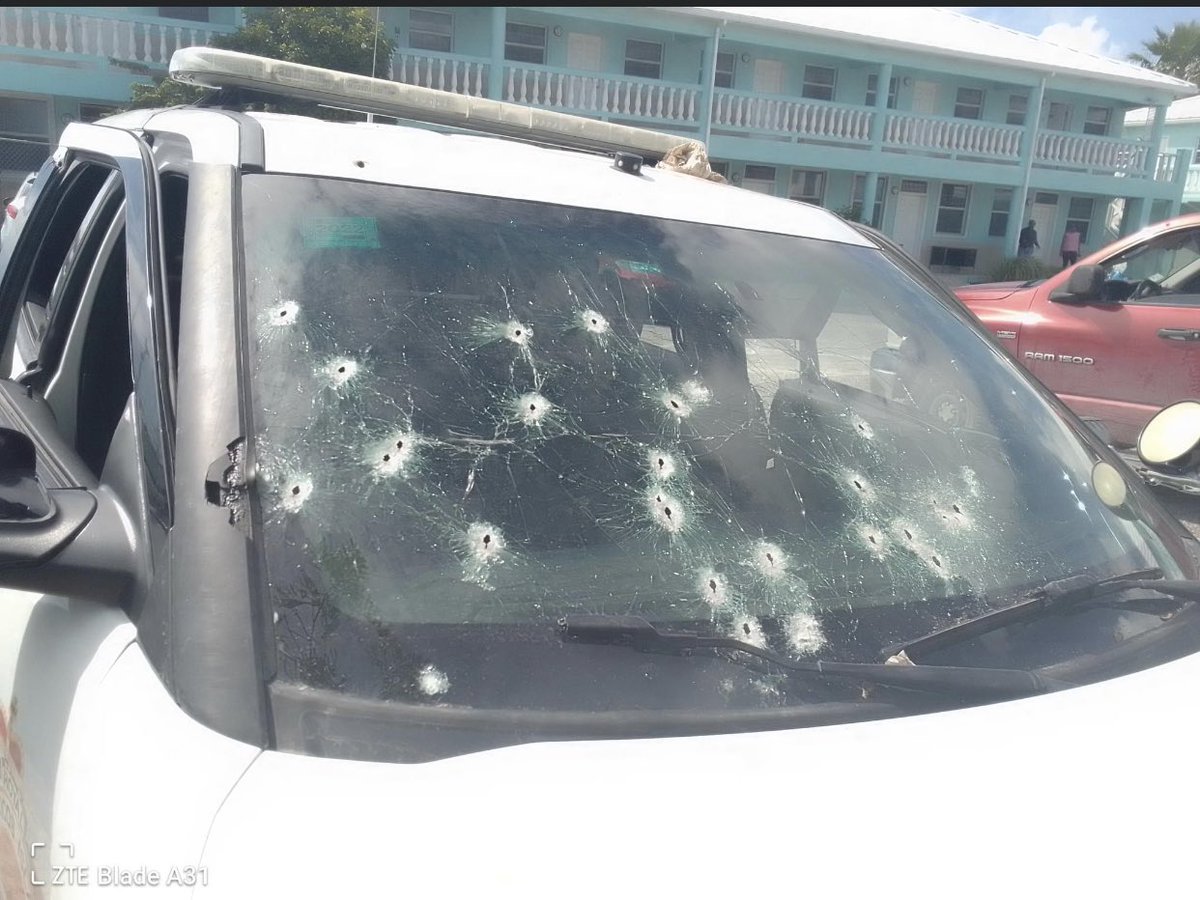 ⁦@RoyalTCIPolice⁩ #Tactical unit car windscreen after engaging #armed suspects following a tragic night of violence in #tci where 3 people died and 5 were injured- if you know anything #crimestoppers #911 #supportthepolice #keepTCIsafe