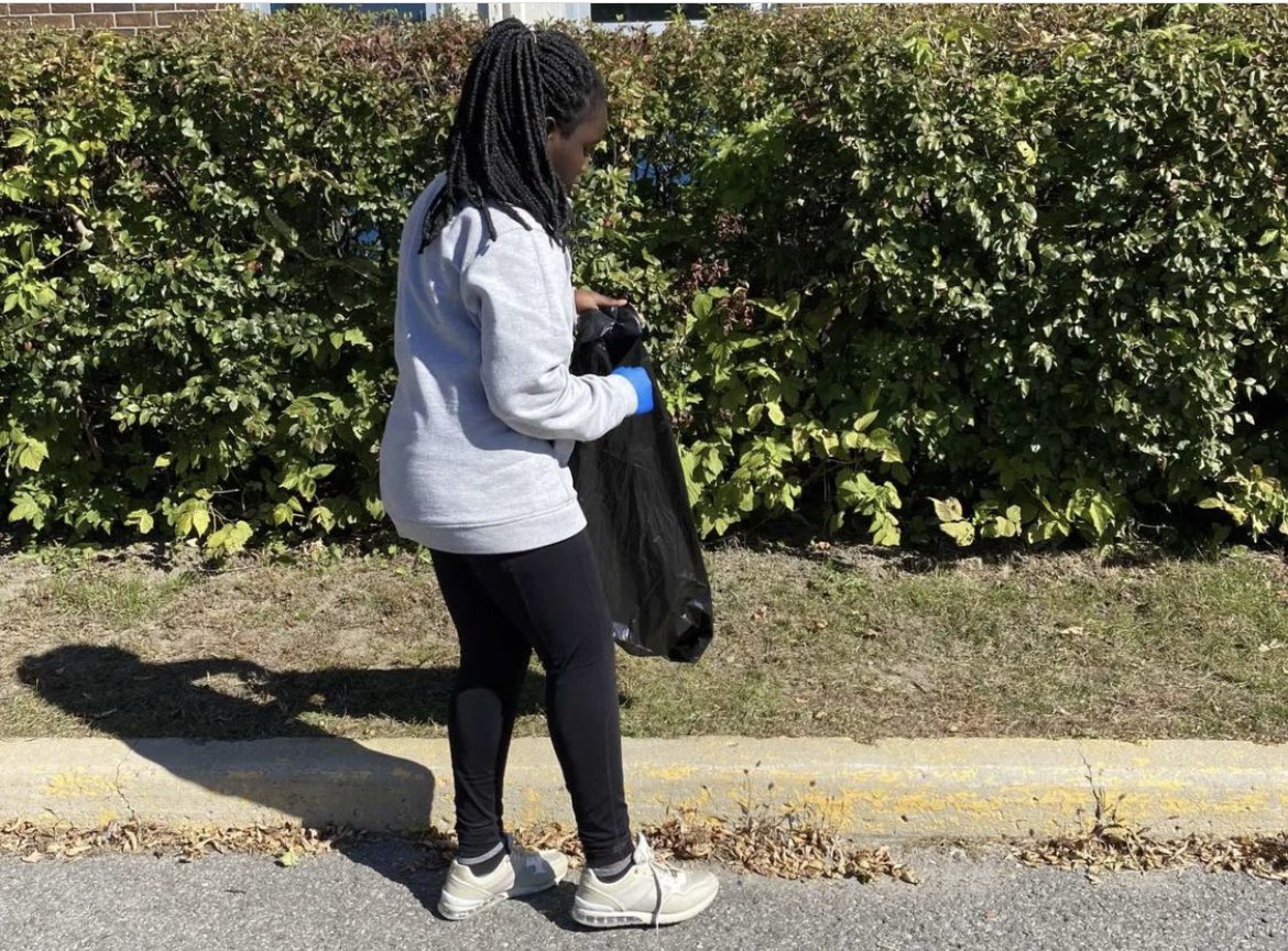 NotreDameOCSB's tweet photo. Thank you @MmeMCrawford for organizing our grade 7s so that they could participate in Clean The Capital this afternoon 🗑 #ThisIsND #CleanTheCaptial #OcsbJoy 🦅 https://t.co/1mTTv3GJCq