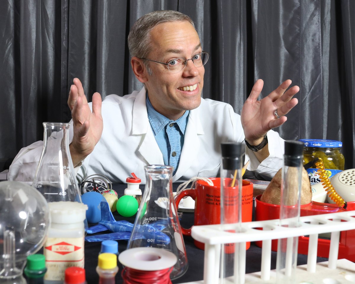 ronmscience's tweet photo. If you're in the #Wichita area, join me Tuesday night 10/4/22 at 6:30pm at the @MulvaneLib for my #science magic show "Unexpected Science!" Free admission for all ages. https://t.co/hpEy6n5Vxm https://t.co/CM40h9flfL