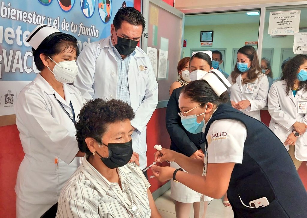 Juris01_VC's tweet photo. Bajo el lema "Por tu bienestar y el de tu familia, vacúnense", la #JSVC en coordinación con el Centro de Salud Urbano número 01 "Dr. Manuel Martínez Soto", dieron inicio a la temporada invernal y de vacunación contra la #influenza estacional. https://t.co/MMnz9TWF6Y