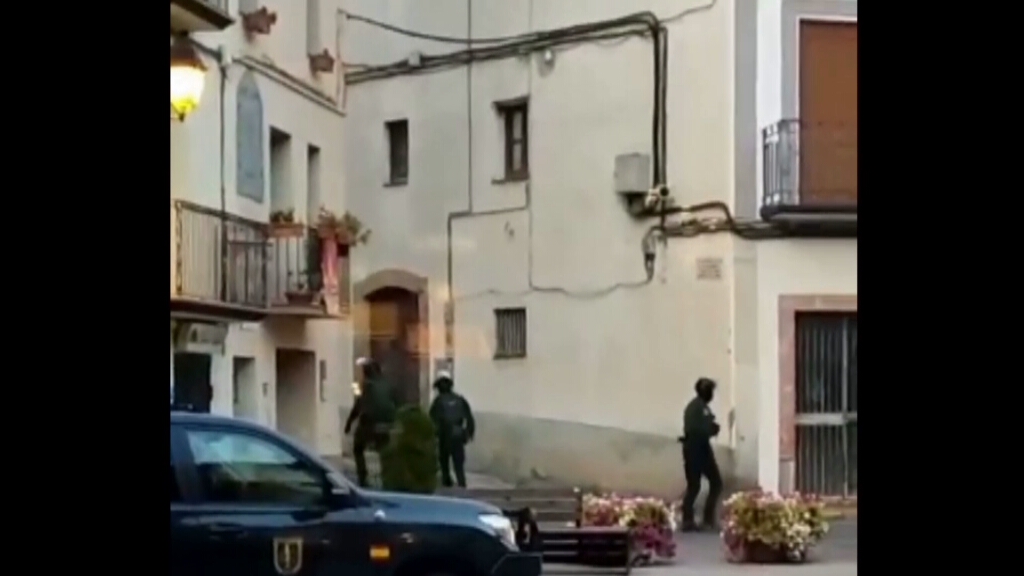 3CatInfo's tweet photo. Cap a quarts de 12 de la nit, efectius de la Guàrdia Civil han marxat del Pont de Suert, on han fet una operació antiterrorista. Hi ha almenys un detingut
https://t.co/uRpGMqP0Sn https://t.co/34Tz7FLaEn
