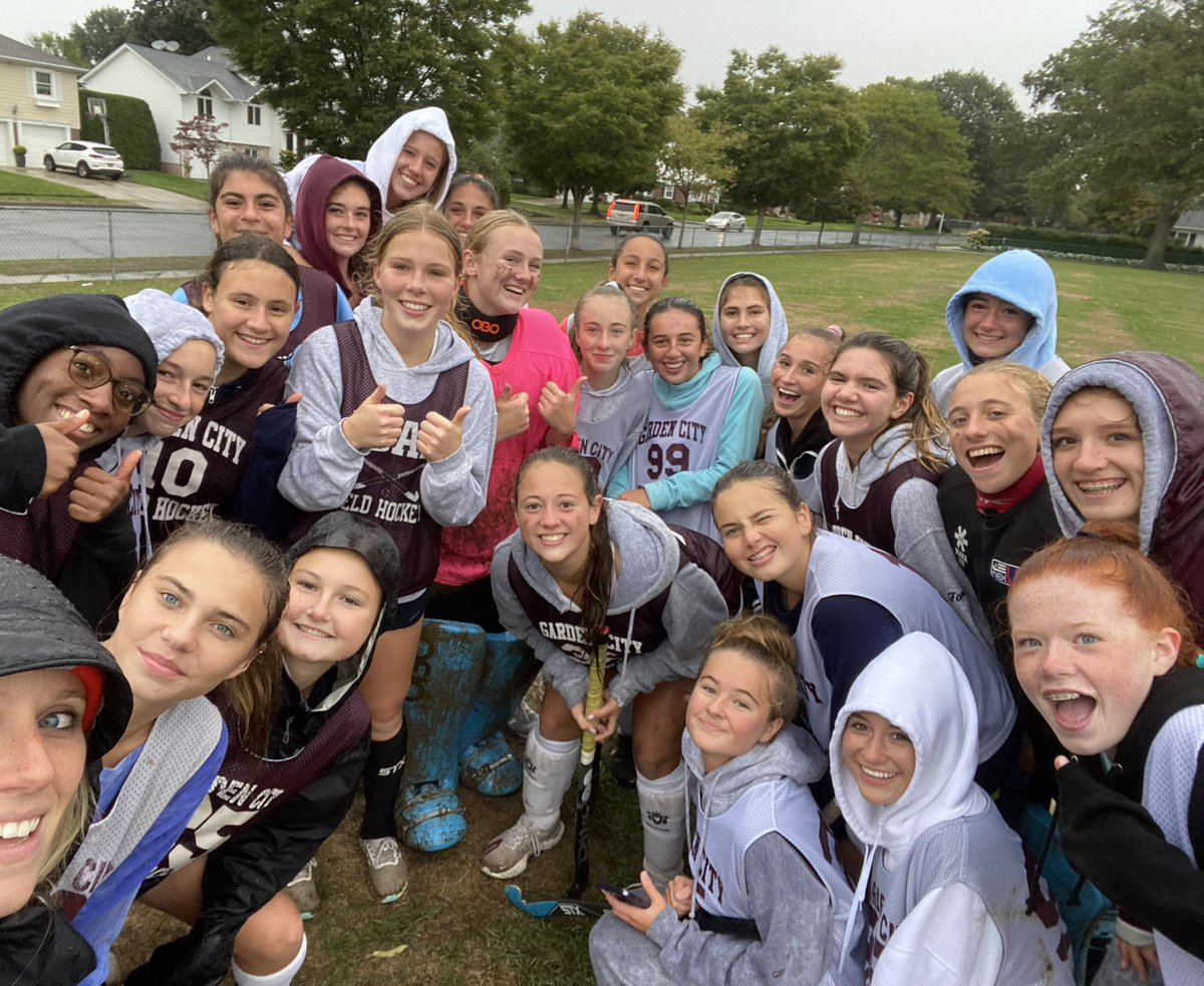 MrsCamGC's tweet image. Rain or shine, it’s always a beautiful day for some field hockey - and the  #GCJVFH goalies don’t mess around!!! #HEYRED @GC_ATHLETICS_ @Garden_City_HS