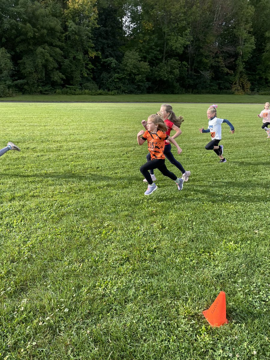 mousadri's tweet photo. Félicitations à notre équipe de course de fond qui a participé à la course des Coyotes à Meaford samedi! Les athlètes ont pu porter le nouveau uniform sportif pour la première fois! @ECStDSavio @sharirobitaille https://t.co/D9dlXCjg7h