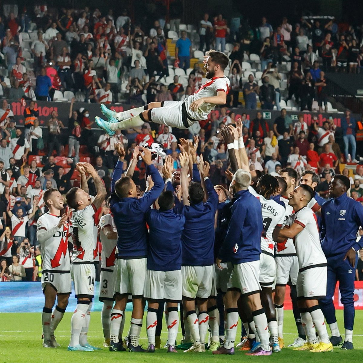 OscarValentin94's tweet photo. Me quedo con esta foto hoy, un EQUIPO, una PIÑA, como estalló Vallecas y que bonito es ser del Rayo! Seguimos ! ⚡️🏴‍☠️ https://t.co/pfCHnElA0G