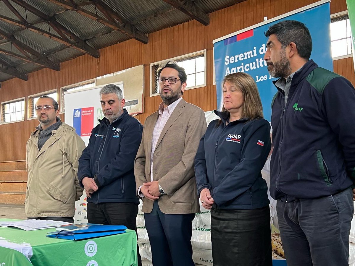 Delegación Presidencial Provincial del Ranco (@dppranco) on Twitter photo 🌿Esta tarde, el delegado presidencial del Ranco #AlejandroReyesCatalan, el Seremi de Agricultura #PatricioBarría <a href="/MinagriCL/">Ministerio de Agricultura de Chile 🇨🇱</a> , en conjunto con la Oficina de Desarrollo Rural de la <a href="/munilaunion/">Muni La Unión 🇨🇱</a> inició la entrega de más de 6 mil sacos de urea a agricultores de la región de #LosRíos 🌿Esta tarde, el delegado presidencial del Ranco #AlejandroReyesCatalan, el Seremi de Agricultura #PatricioBarría <a href="/MinagriCL/">Ministerio de Agricultura de Chile 🇨🇱</a> , en conjunto con la Oficina de Desarrollo Rural de la <a href="/munilaunion/">Muni La Unión 🇨🇱</a> inició la entrega de más de 6 mil sacos de urea a agricultores de la región de #LosRíos