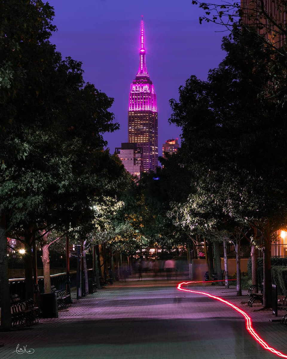 Tonight our lights will shine pink with a scrolling ribbon in the mast in partnership with @elcompanies in honor of the 30th Anniversary of their Breast Cancer Awareness Campaign. #TimeToEndBreastCancer  
  
📷: crown_4dking/IG  #ESBright