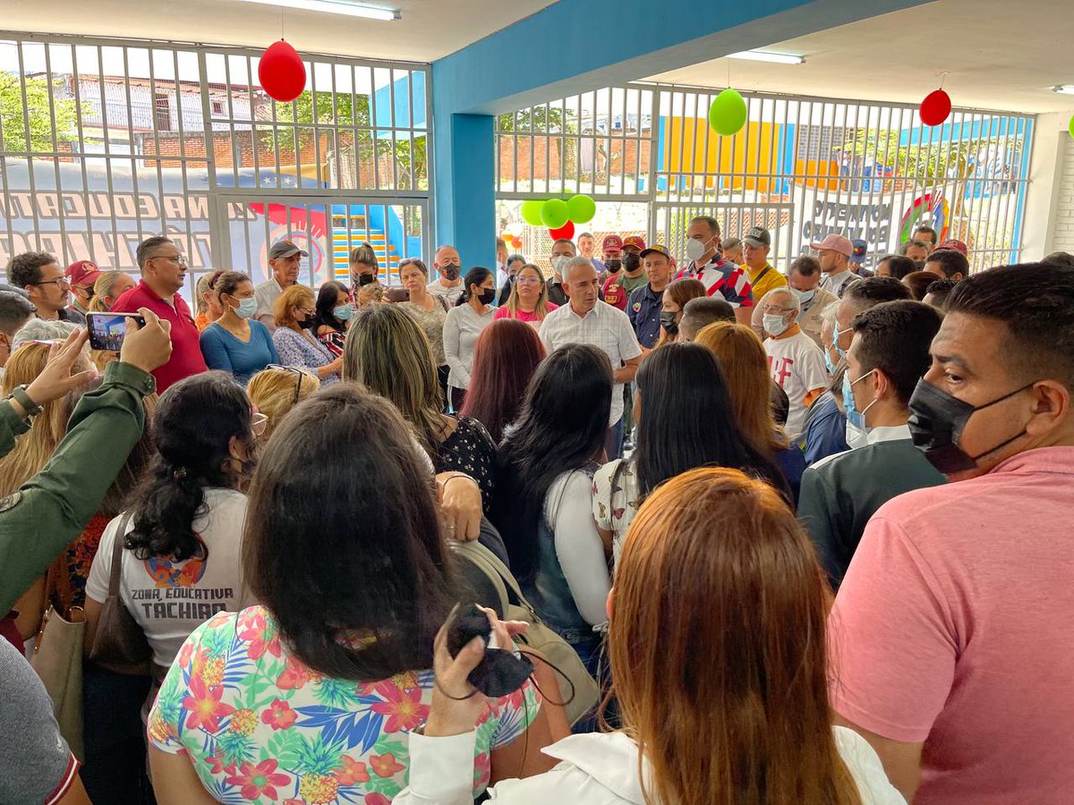 freddybernal_ve's tweet photo. Gracias a la fórmula Bricomil diseñada por el Pdte. @NicolasMaduro y del pueblo organizado se pudo lograr la recuperación y el mantenimiento de la Unidad Educativa Bolivariana  Alianza para el disfrute de sus estudiantado y docentes en este nuevo año escolar. 2/2
#RegresoAClases https://t.co/moYO51yr1s