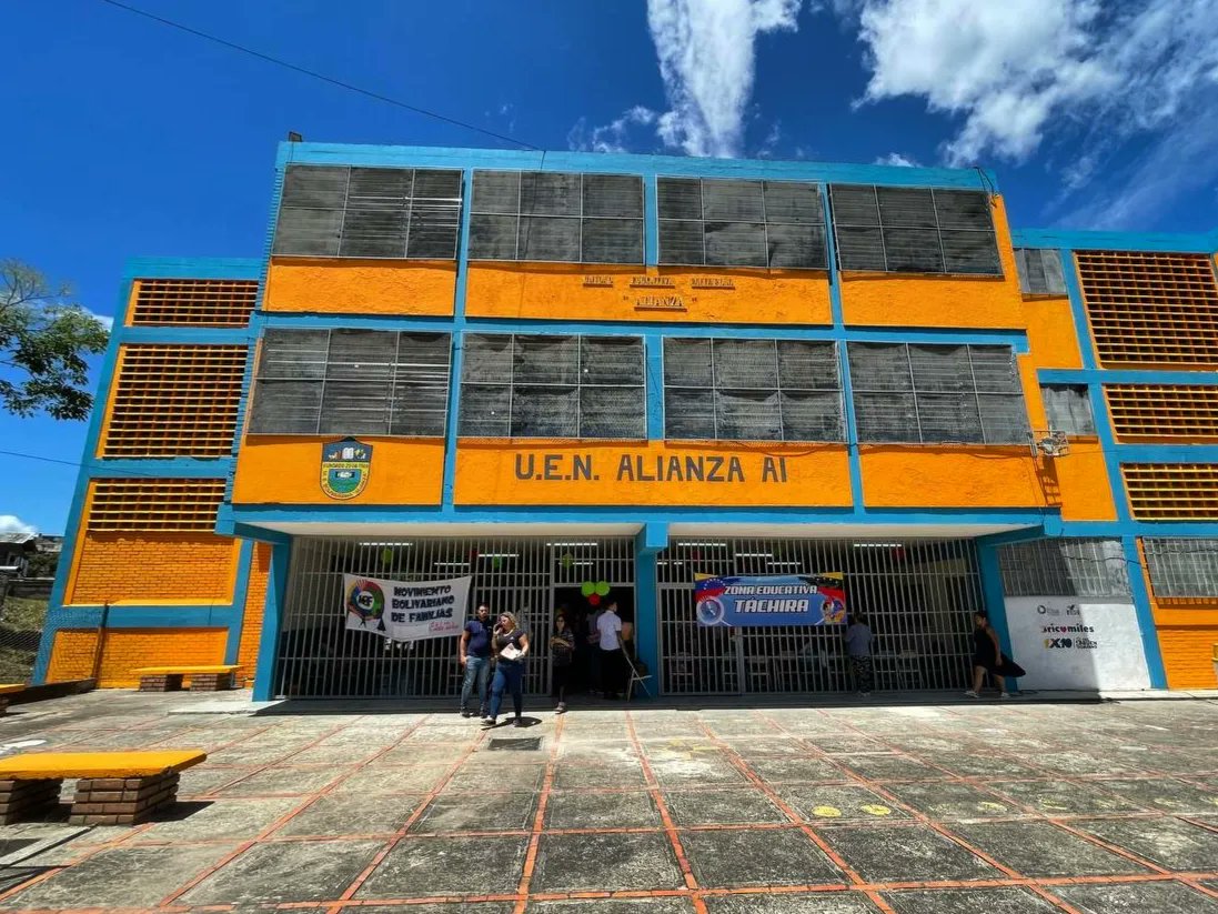 freddybernal_ve's tweet photo. Gracias a la fórmula Bricomil diseñada por el Pdte. @NicolasMaduro y del pueblo organizado se pudo lograr la recuperación y el mantenimiento de la Unidad Educativa Bolivariana  Alianza para el disfrute de sus estudiantado y docentes en este nuevo año escolar. 2/2
#RegresoAClases https://t.co/moYO51yr1s