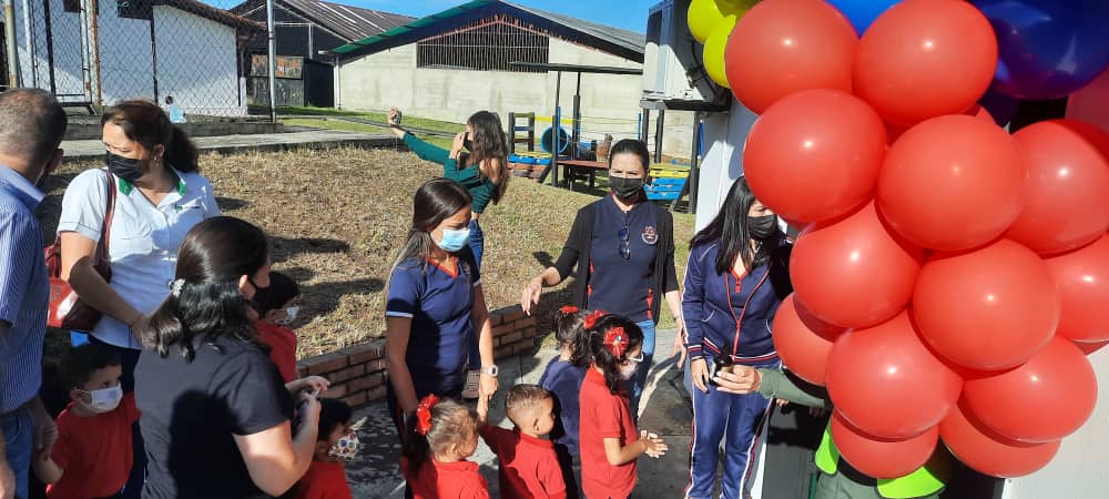 En el día de hoy se dió inicio al nuevo año escolar. En el <a href="/CeisVasquezLeon/">CEIS Vasquez León Rafael Eduardo</a>  con mucho amor reciben a las niñas y a los niños de está patria Bienvenido a esta fiesta escolar <a href="/gestiondelries2/">GestióndeRiesgo ZET</a> <a href="/SupervisionZEP/">División Supervisión ZEP</a> <a href="/Div_Ini_Pri_Esp/">Divi. de Niños y Niñas ZET</a> @ZonaEducTachira @MPPEDUCACION