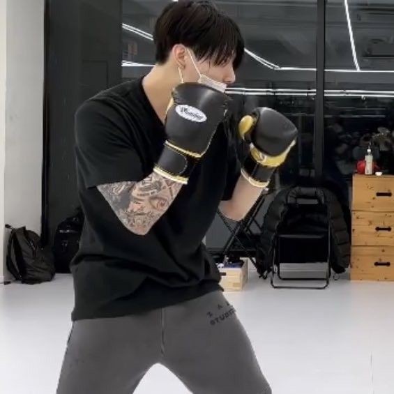 doollvv's tweet photo. kookv au — "la apuesta"
⠀
Jungkook pertenece al equipo de rugby de su colegio pero se lleva mal con el capitán del equipo contrario a tal punto que hará lo imposible para demostrarle que es mejor que el, aún si eso implica molestar a su novio quien es Taehyung.
#kooktaeau #kookv https://t.co/oJodBDuC3P