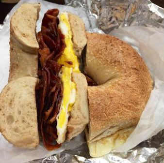 gasdelaguardia's tweet photo. Bacon y vohue en un bagel tostado con mantequilla, #ComidaDeCarricoche #AprendanMarginales #ConCocaCola https://t.co/CwJ5KKdkju