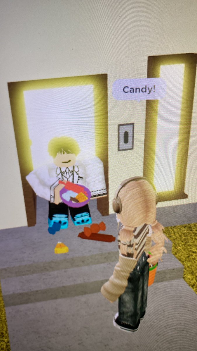 maddyluv17's tweet photo. omg the update is out 🫢🫢😍😍😍😍🤪🤪🤪 #royaleween2022 #royaleween #royaleween22 #royalehigh https://t.co/pQwUEO8lxV