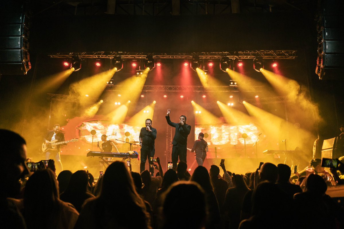 A CASA LLENA anoche en Santiago de Chile, gracias por recibirnos con tanto cariño, nos volvemos a ver mañana en el Teatro La Cúpula, últimos boletos disponibles en el link de nuestra bio.