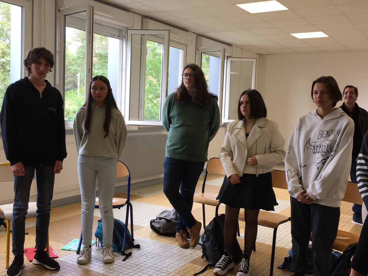 ValerieLiennart's tweet photo. Lundi 3 octobre 2022 #rencontre #partage #création lycée Montdory de Thiers. Les lycéens #optionmusique « Cours, cours,cours ! » avec Julie Martigny (librettiste) et Omar Shahryar (compositeur) pour un concert participatif avec Orchestre National d’Auvergne https://t.co/40U0ce25Rh