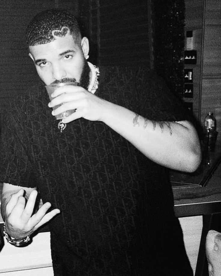 catraclyzm's tweet photo. me tryna thirstrap the devs into working faster #royalehighhalloween #royalehighupdate #royalehigh #dream #dreamfacereveal #shrek #royaloween #royaleween #drakeween https://t.co/XR5IvI7QYY
