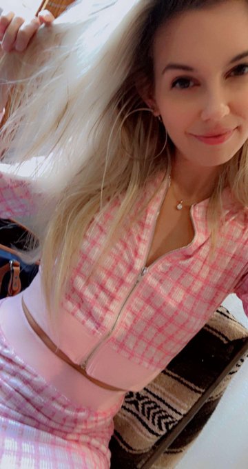 on wednesdays we wear pinkkkk happy mean girls day it&rsquo;s October 3rd 😝 https://t.co/jqyYa7BHq5