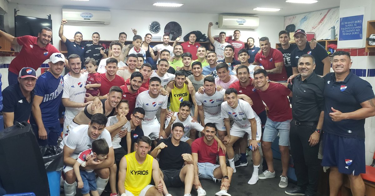 Vestuario ganador... 🔴⚪🔵

Un paso más.... +3

#LaAcademia⚽️🎓