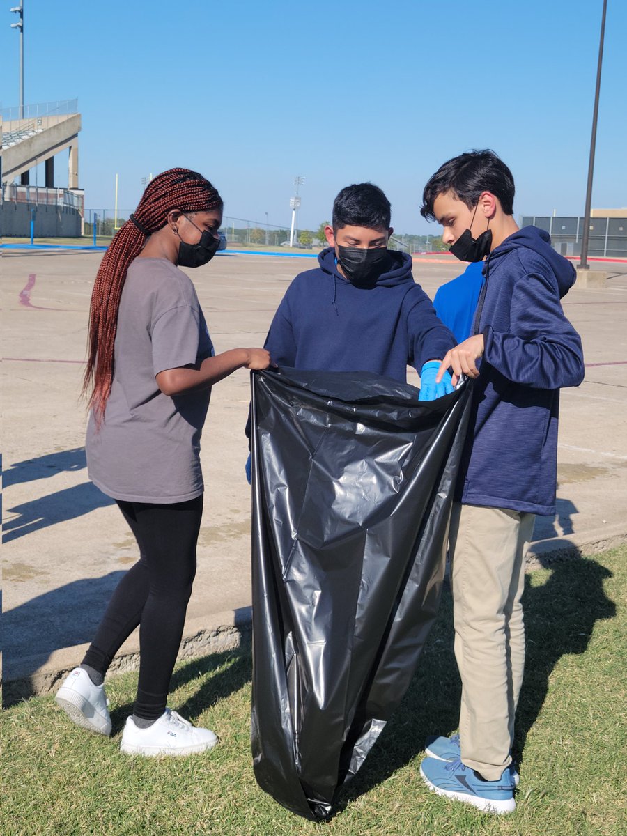 FMSMsCalico's tweet photo. Today the West Mesquite Emerging Leaders and Frasier Ambassadors dis a community clean up together. #WestSideBestSide #FrasierFirst https://t.co/TxgsA4dLoa