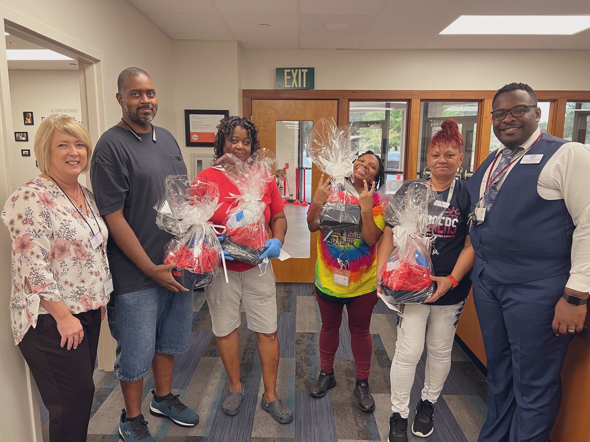 FLE_Explorers's tweet image. ✨What a great day to celebrate those who help us perform at our best: Our Environmental Specialists! This group is simply amazing and we appreciate the work they do every day! #CustodianAppreciationDay #DreamBelieveAchieve