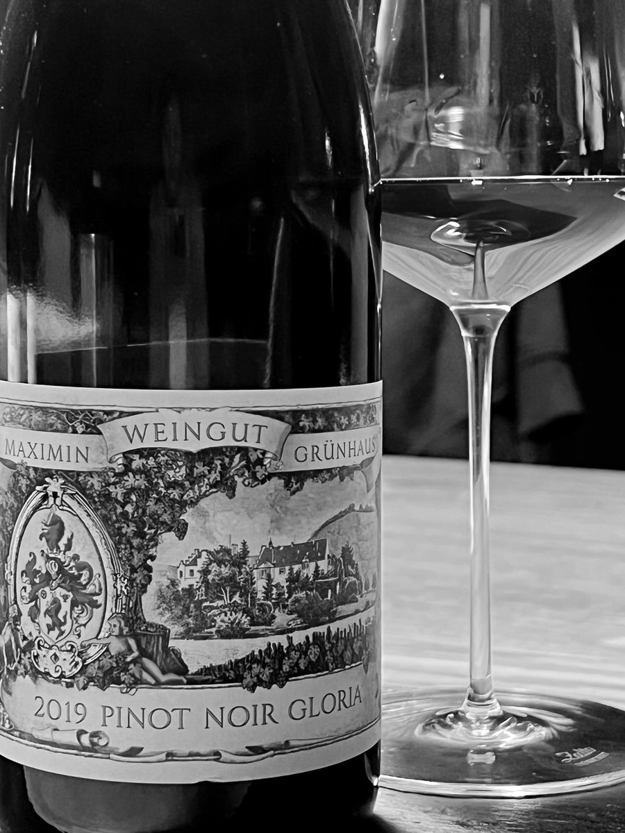 For a child of the forest, the evergreen tension, balsamic enchantments and pure Pinot power is just plain magical. And that from the Mosel (ahem, Ruwer). #pinotpower #spätburgunder #grünhaus #ruwer #notburgundy