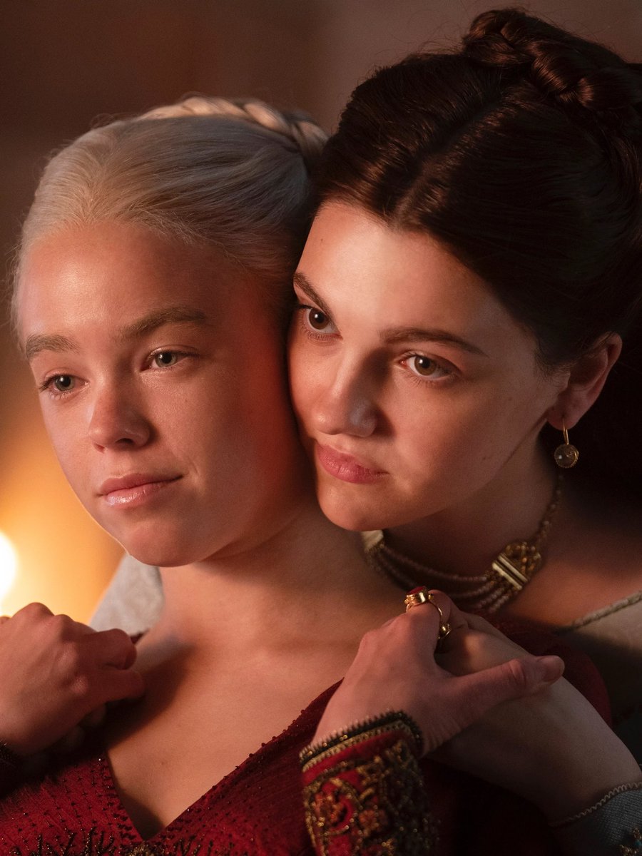 ReporteroRosa's tweet photo. Tenía cero fe en ‘House of The Dragon’ y sin embargo, han logrado rebasar todas mis expectativas. La serie se siente en el mismo universo de GOT sin ser una copia. Los actores, escritores, productores, directores, vestuario y maquillaje… todos, encontraron la fórmula correcta👏🏻. https://t.co/gXY8kDx3f4