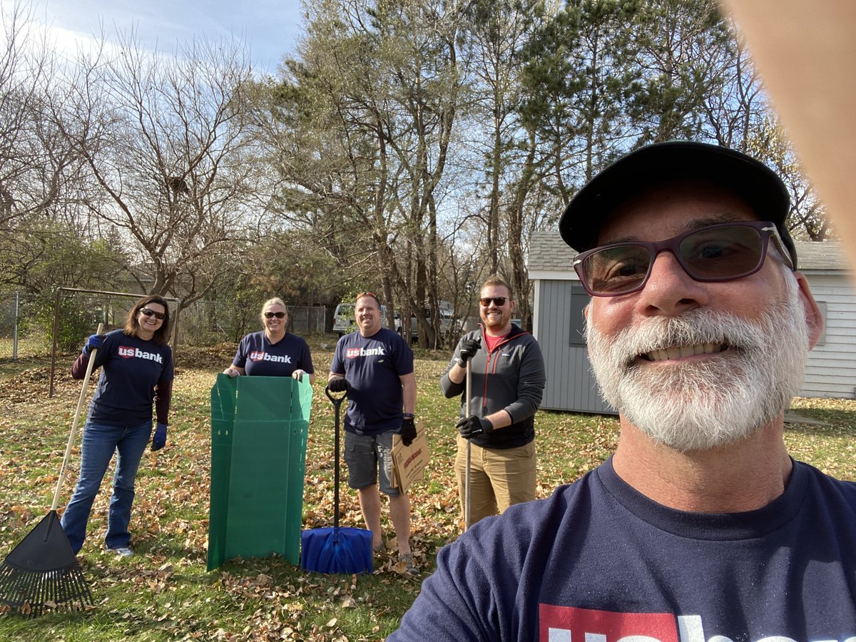 We're recruiting fall volunteers now! 
Families, youth groups, neighborhoods, faith communities...opportunities for all!

Does your company provide you with volunteer paid time off? Don't let it expire! Schedule a group or team building event today!

seniorcommunity.org/volunteer