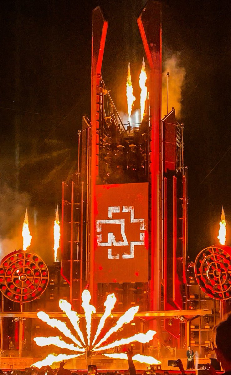 Balaurul_Rosu's tweet photo. Algunas de las diferentes facetas del colosal escenario de #Rammstein en Mexico 1 de Octubre 2022 🤟🏼 https://t.co/aBXpxK13QG