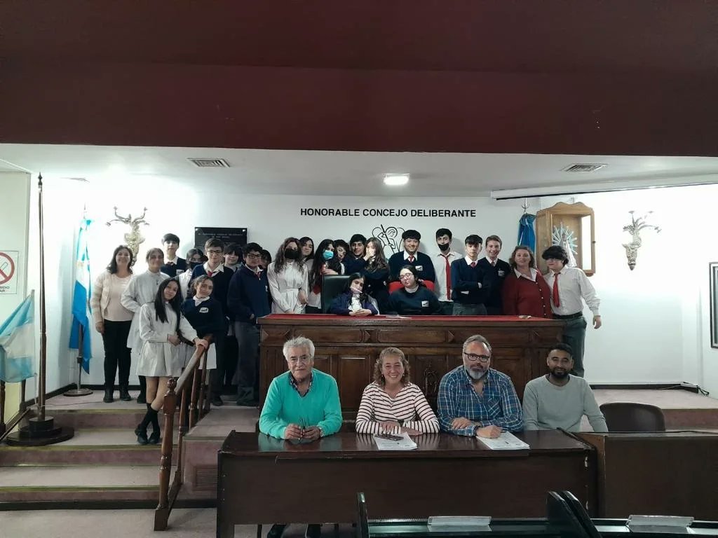 HcdSanMiguel's tweet photo. Recibimos a los alumnos de 2°C de la Escuela secundaria San Martín en el Concejo Deliberante de San Miguel.

Los acompañó la Concejal @angelesdiconza , el Presidente del Concejo @guillermosanchezmsm y el Secretario Maximiliano Beltrando.

¡Gracias por su visita! https://t.co/Uj4dKp2wIJ