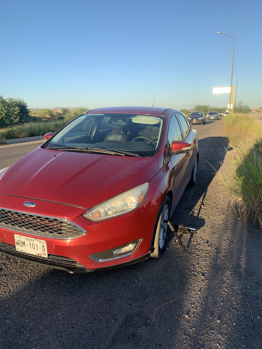 elycampbellz's tweet photo. “Me iba a matar”, dijo señora de carro ponchado por bache, dos, mismo lugar y momento. Sol de frente 5:30 pm, tráfico y pésimo estado de calles en Hermosillo… es arriesgar la vida, qué dicen @HermosilloGob @tonoastiazaran @cedhsonora es ya cuestión de derecho a movilidad segura https://t.co/ibylwxIvhl