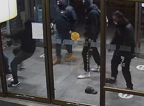 edmontonpolice's tweet photo. Police seek public’s assistance locating suspects in stabbing: The Edmonton Police Service is seeking the public’s assistance in locating four male suspects following a stabbing in Downtown Edmonton. 

On Sunday, October 2, 2022, at approximately 3:30… https://t.co/vD6fCo6jNo https://t.co/3uIsyM5M5i