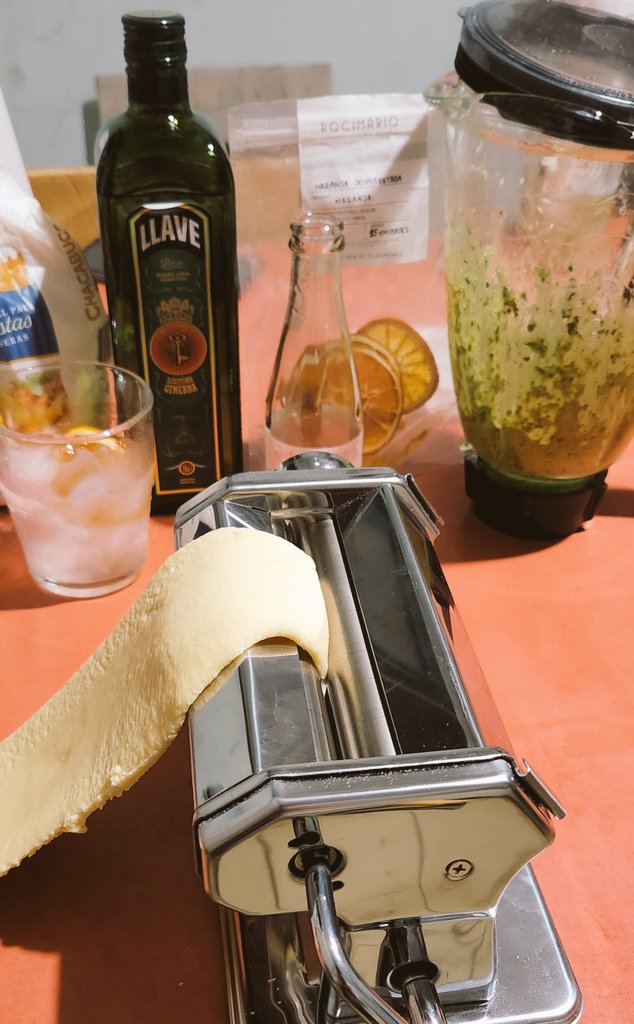 ddeaaedd's tweet image. El gin tonic era obligatorio? No se pierdan el mejor curso de pasta, dictado por el maestro @IlSalumiereok