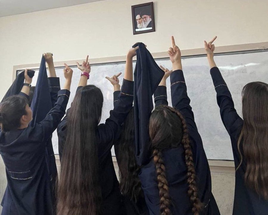 Ξεσηκώθηκαν και οι μαθήτριες στο Ιράν | Η Εφημερίδα των Συντακτών