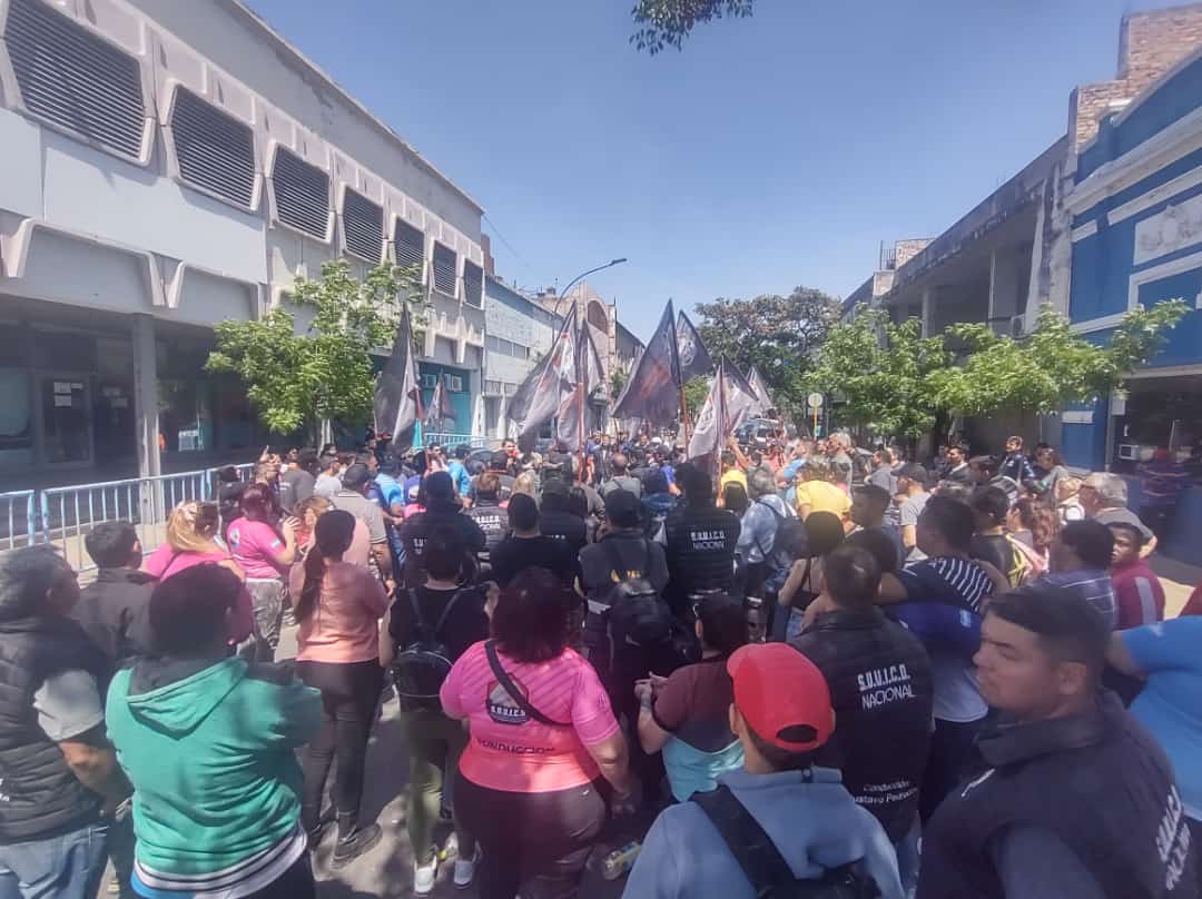 ¡¡#HOY NOS MOVILIZAMOS POR LOS DERECHOS DE NUESTROS COMPAÑEROS Y NUESTRAS COMPAÑERAS!!
¡¡¡CON LA #SEGURIDAD #PRIVADA NO SE JODE!!!

<a href="/GustavoPedrOk/">Gustavo Pedrocca</a> <a href="/HectorPaezOK/">hector paez</a> <a href="/EAlvarezOK/">Enrique Alvarez</a>